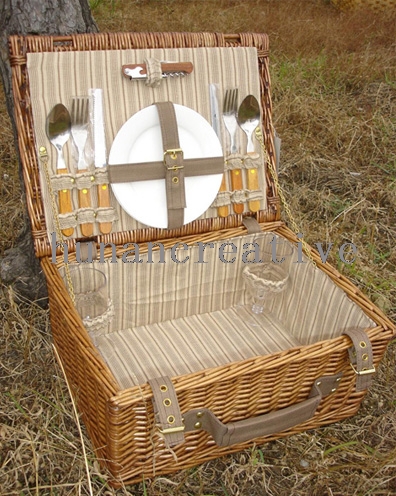 Willow Picnic basket For 2 Persons Use
