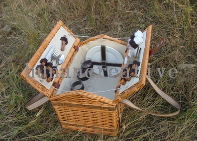 Willow Picnic basket For 4 Persons Use