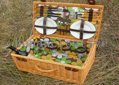 Willow Picnic basket For 4 Persons Use
