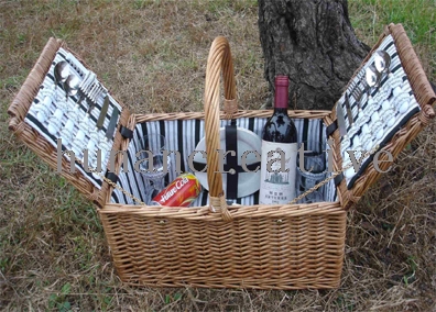 Willow Picnic Basket For 4 Persons Use
