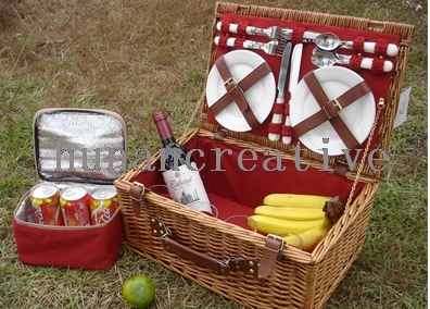 Willow Picnic Basket For 4 Persons Use