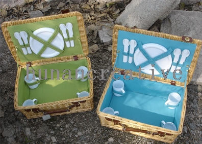 Willow Picnic Basket For 4 Persons Use
