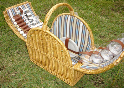 Willow Picnic Basket For 4 Persons Use